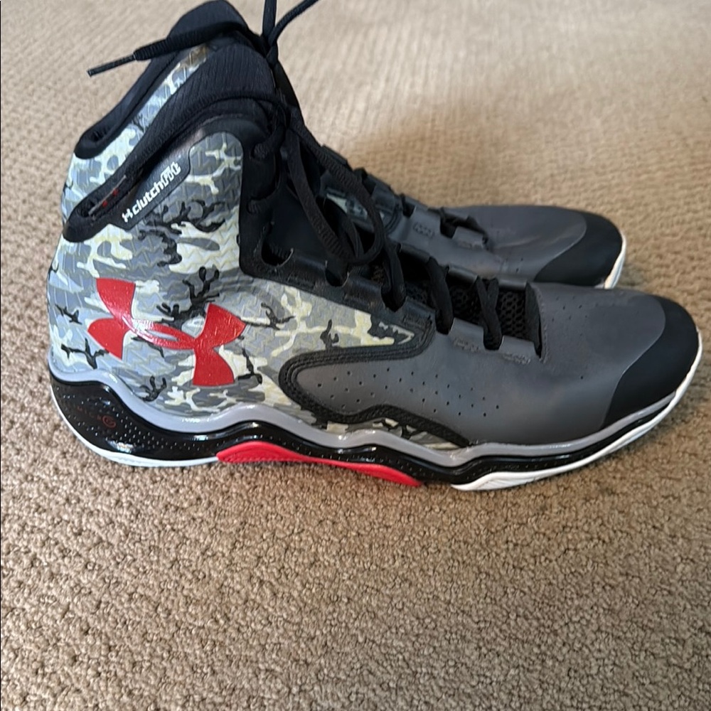 Under Armour Clutch Fit Men’s 11.5 Black and White Sneakers Sleek Design